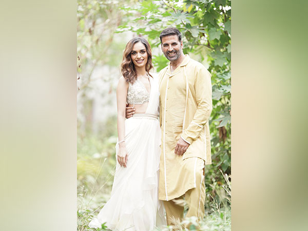 Manushi Chillar and Akshay Kumar (Image source: Twitter)