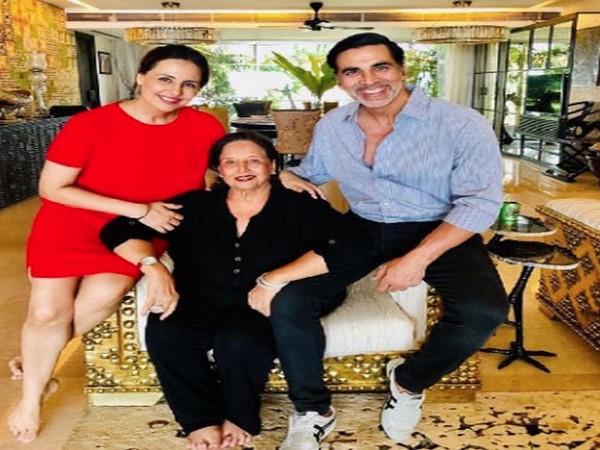 Akshay Kumar with his late mother and sister (Image source: Instagram)