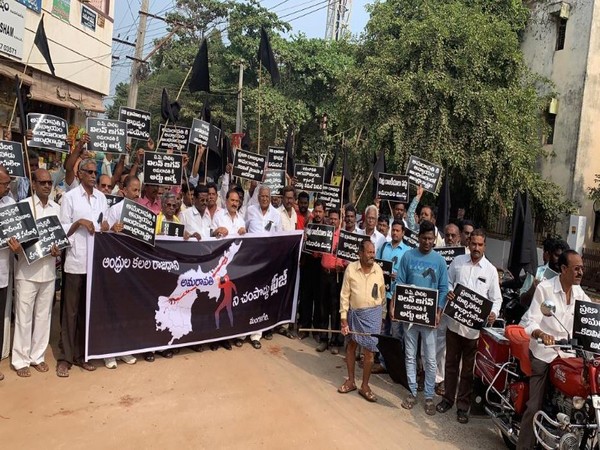 Farmers continue to protests against three capital proposal in Amaravati. Photo/ANI
