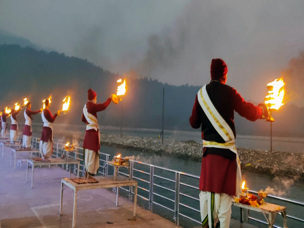 Priests perform 'Ganga aarti', at Triveni Ghat in Rishikesh (Photo/ANI) 