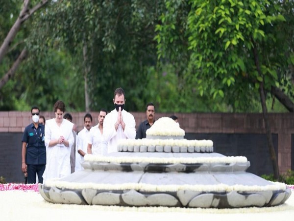 Congress leader Rahul Gandhi pays homage to former Prime Minister of India, Rajiv Gandhi (Photo/ Twitter/Congress)
