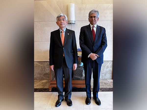 Secretary (East) Saurabh Kumar and the Permanent Secretary to Singapore Albert Chua (Photo: Twitter)