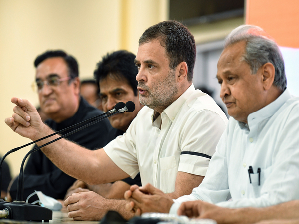 Congress leader Rahul Gandhi (centre) (File photo)