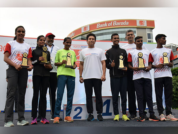 Sachin Tendulkar with medal winners of Mumbai Half Marathon (Image: MHM media)