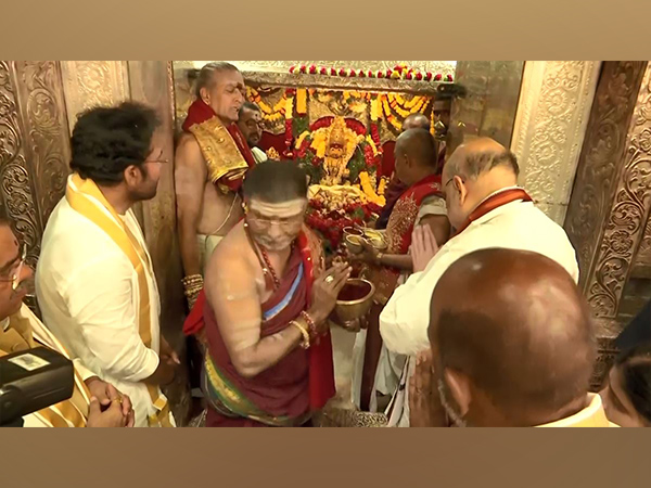 Union Home Minister Amit Shah offers prayers at Sri Ujjaini Mahakali Matha Devasthanam in Telangana (Photo:ANI)