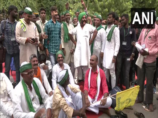 Protesting farmers (Photo Credit: ANI)