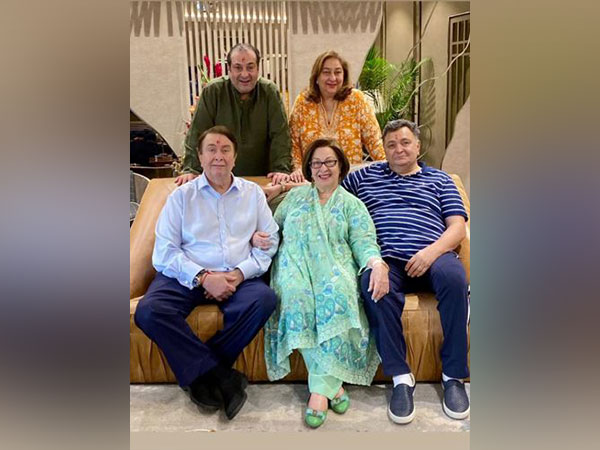  Rajiv Kapoor with his brothers and sisters (Image Source: Instagram)