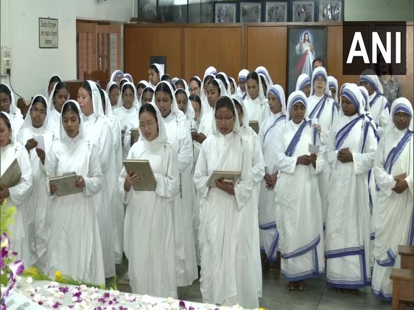Sisters reciting prayers at Mother Teresa's tomb on occasion of her 112th Birth Anniversary. (Photos/ANI)