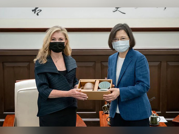 US senator Marsha Blackburn with Taiwanese President Tsai Ing-wen. (Twitter)