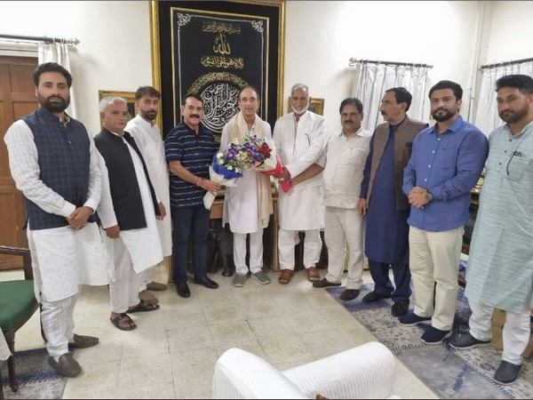 J&K Leaders meet Ghulam Nabi Azad ahead of launching new national party (Photo/ANI)