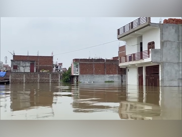 Water entered into the dense colonies in Prayagraj