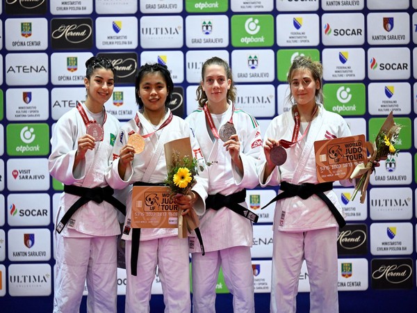 Linthoi Chanambam posing with other medalists. (Photo- SAI Media)