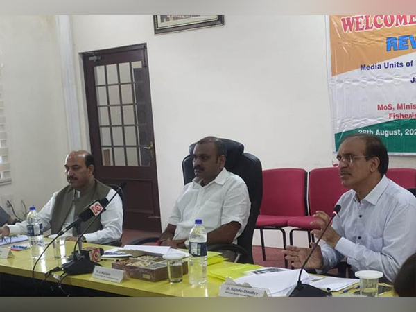 Union Minister L Murugan holds review meeting (Photo:PIB)