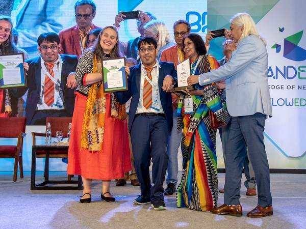 Sumit Agarwal received 'The Indomitable Spirit Award' from Melinda Pavek- Consul General at U.S. Consulate General Kolkata and Sanjoy Roy- Managing Director of Teamwork Arts.