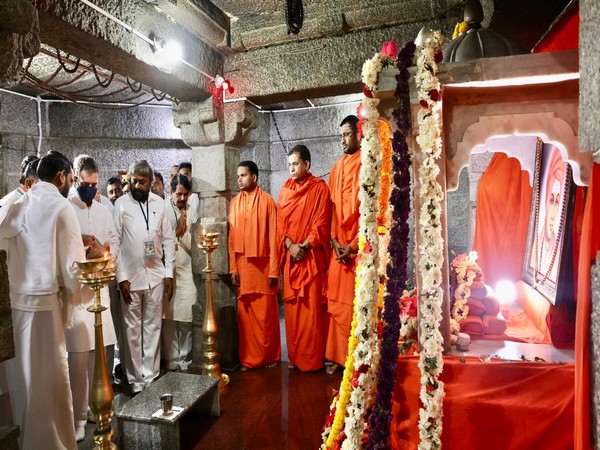 Rahul Gandhi visiting the Murgha mutt sect (Photo: Congress twitter)