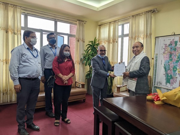 K V S S L V Prasada Rao, General Manager, NABARD Mizoram regional office handing over letter to Mizoram Chief Minister Zoramthanga.