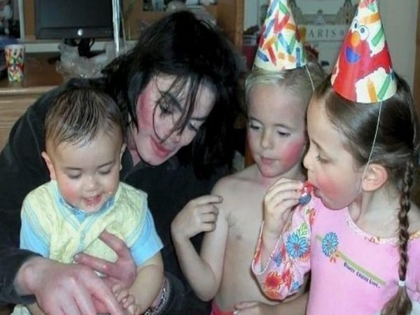 Late Michael Jackson with his children (Image source: Instagram)