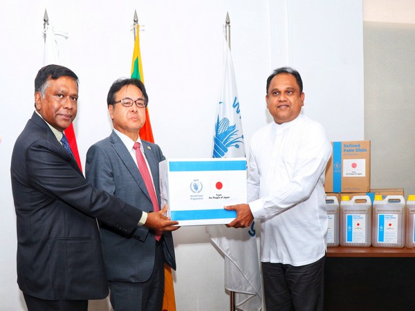 Ambassador of Japan handed over food assistance to Sri Lankan Trade minister Nalin Fernando in presence of WFP Rep. Abdur Rahim Siddiqui (Photo Credit: WFP)
