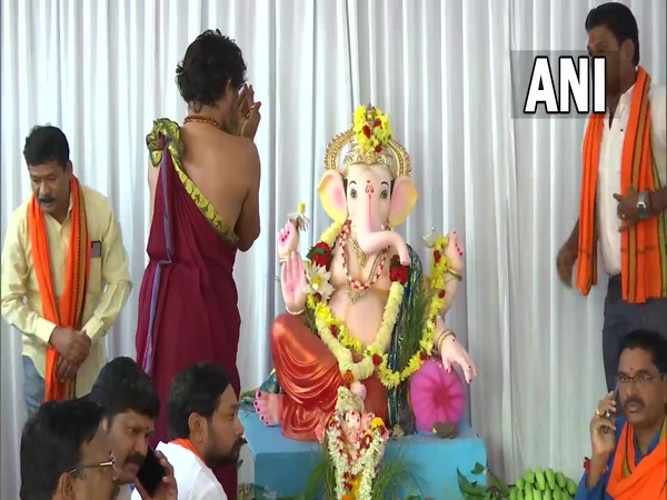 Visual of Ganesh idol installed at Eidgah ground in K'taka's Hubbali-Dharwad (Photo:ANI)
