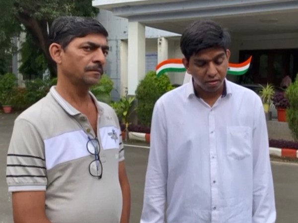 Yash sonkiya with his Father Yashpal (photo/ANI)