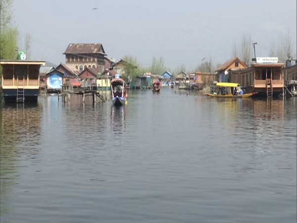 Visuals of Dal Lake.