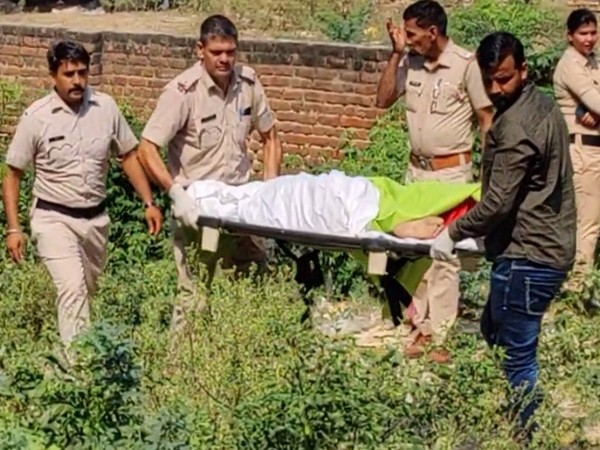 Gurugram police personnel carrying bthe deadbody of women found in Nathupur (File photo/ANI)