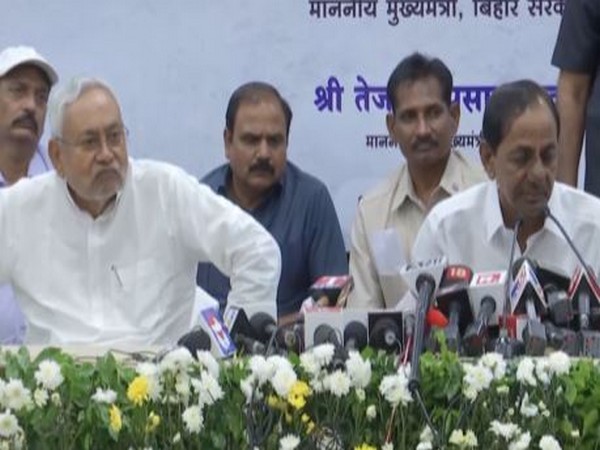 Bihar CM Nitish Kumar (left) and Telangana CM K Chandrashekar Rao (right)