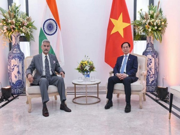 External Affairs Minister S Jaishankar and Vietnam Foreign Minister Bui Thanh Son (Photo: Twitter @DrSJaishankar)