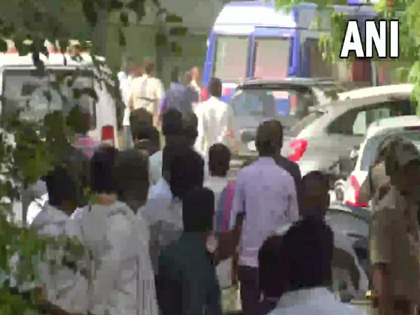 Murugha Mutt's seer reaches Chitradurga District Sessions Court (Photo/ANI)