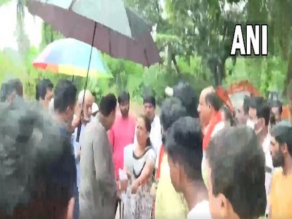 Karnataka BJP MLA Aravind Limbavali loses cool at Congress woman worker (Photo/ANI)