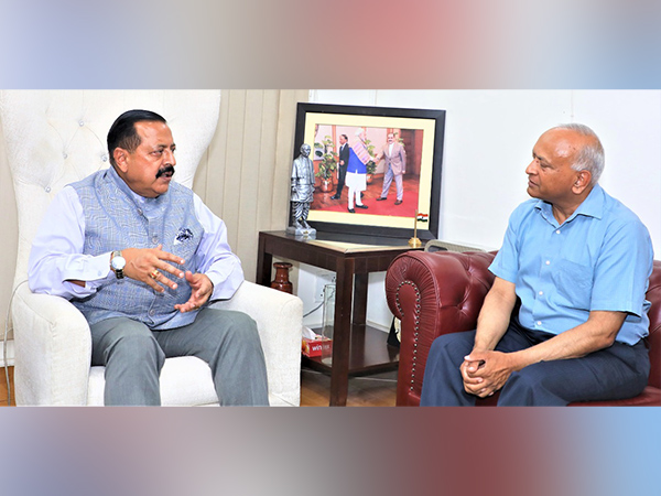 Union Minister Dr Jitendra Singh and Lieutenant Governor of Ladakh R.K.Mathur (Photo/PIB)