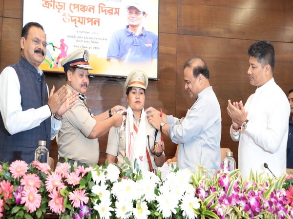 Assam CM hands over appointment letter as DSP to CWG medalist (Photo:Twitter/ Himanta Biswa Sarma)