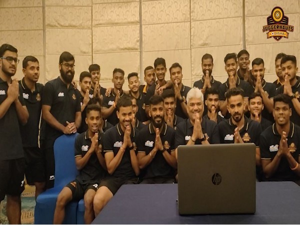 Odisha Chief Minister Naveen Patnaik interacts with coach and players of Odisha Juggernauts 