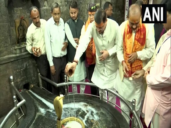 CM Dhami offers prayers at Bagnath Temple in Bageshwar. (ANI/photo)