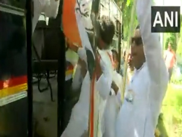 Delhi Police taking Congress workers in bus (Photo/ANI)