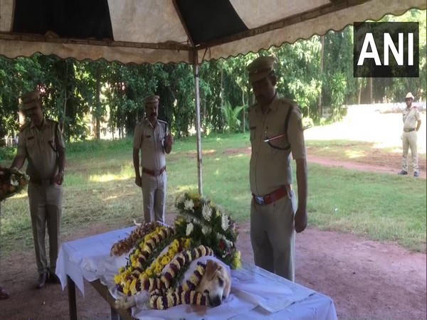 Final rites of Karnataka police's canine squad dog-Geetha (Photo/ANI)