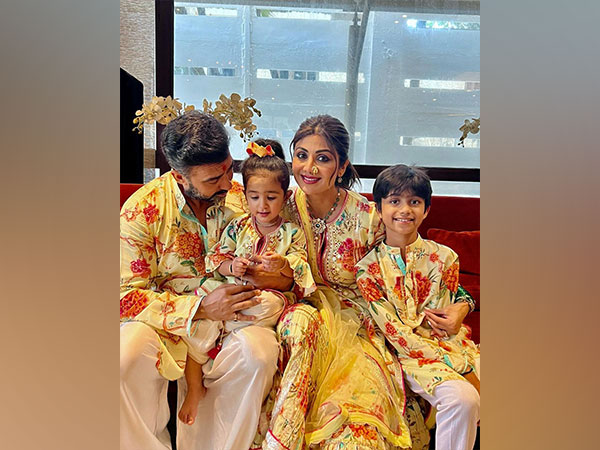 Shulpa Shetty with Raj Kundra and kids (Image Source: Instagram)