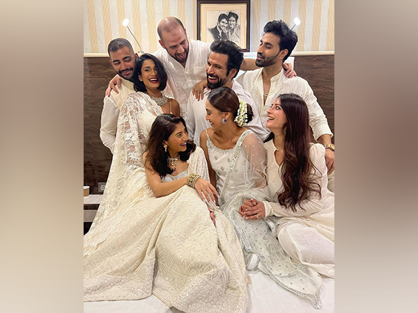 Rithvik Dhanjani and his friends (Image source: Instagram)