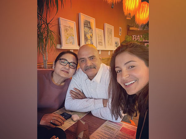 Anushka Sharma with her parents (Image source: Instagram)