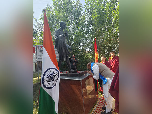 Rajnath Singh paid tributes to Poojya Bapu in Ulaanbaatar. (Photo: Twitter/@rajnathsingh)