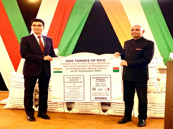 India hands over 5000 tonnes of rice to Madagascar (Image Credit: Twitter/@IndembTana)