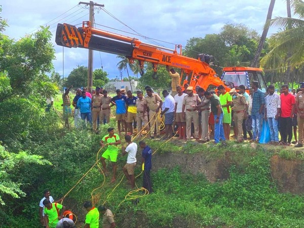 Rescue operation being carried out at Theenamalur (Photo/ANI)