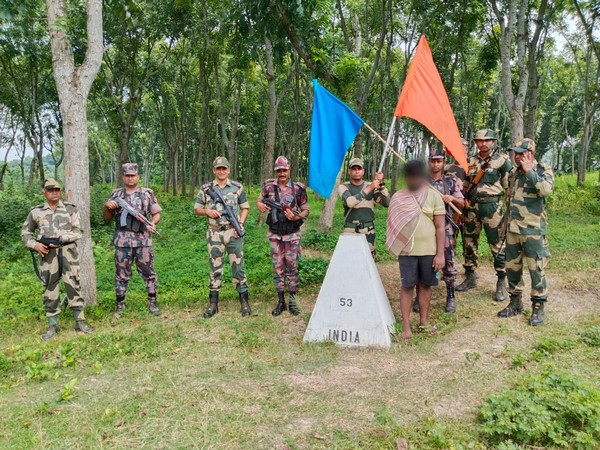 Bangladeshi national with BSF troop on International Border (Photo/ANI)