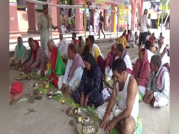 Devotees perform 'Pind Dan' on the First day of Pitru Paksha in Gaya (Photo/ANI)