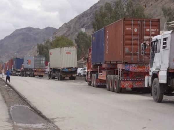 Afghanistan sellers wary of increasing customs tax on fresh fruits by Pakistan (Photo Credit: Twitter)