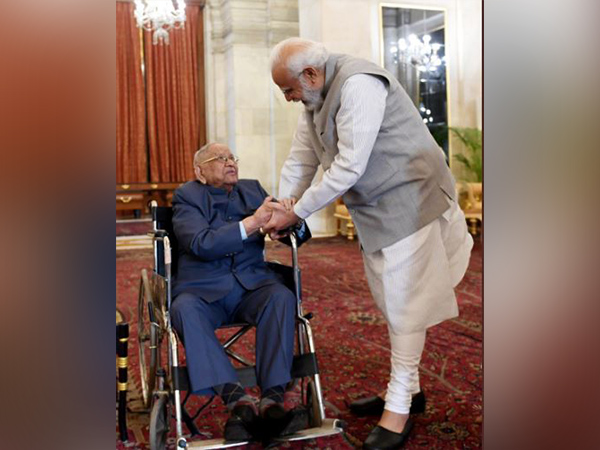 PM Modi with renowned archaeologist Braj Basi Lal (File Photo Credit: Twitter @narendramodi)