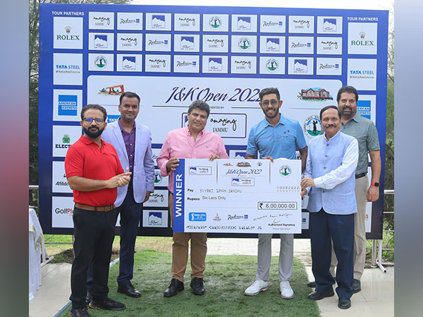 Yuvraj Singh Sandhu with winners cheque (Photo : PGTI)