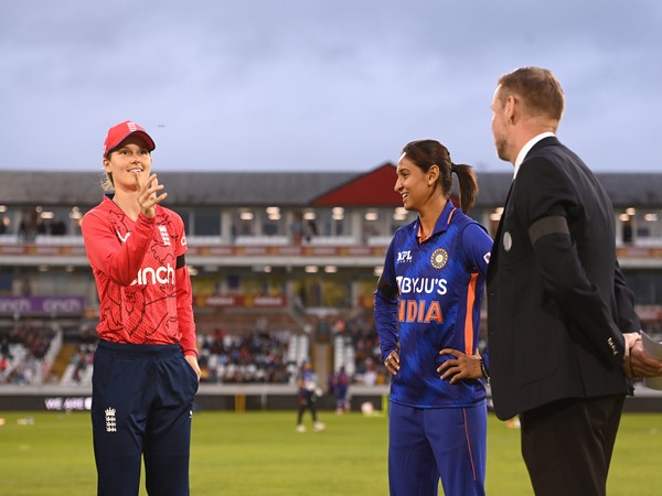 Amy Jones and Harmanpreet Kaur (Photo: BCCI Women/ Twitter)