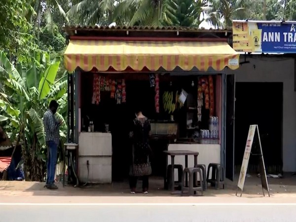 Rahul Gandhi halts at roadside eatery for snacks in Kerala (Photo:ANI)