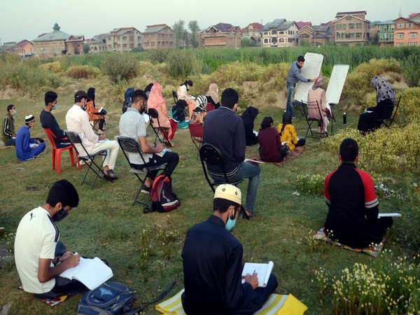 Students attend an open-air school at Eidgah ground in Srinagar in 2020 (Photo:ANI)